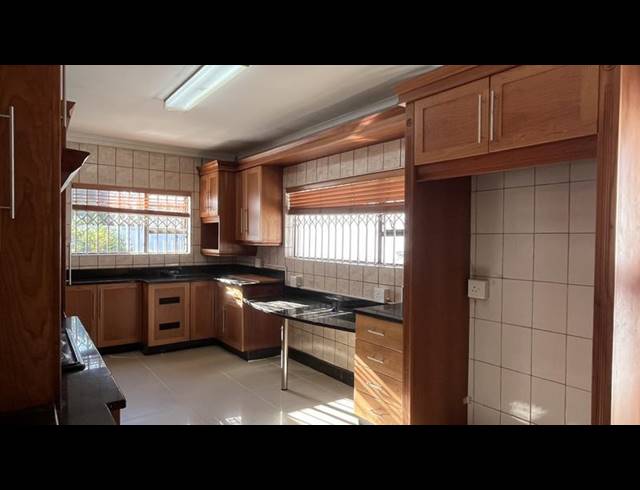 4 BEDROOM HOUSE FOR SALE IN WATERKLOOF PARK
